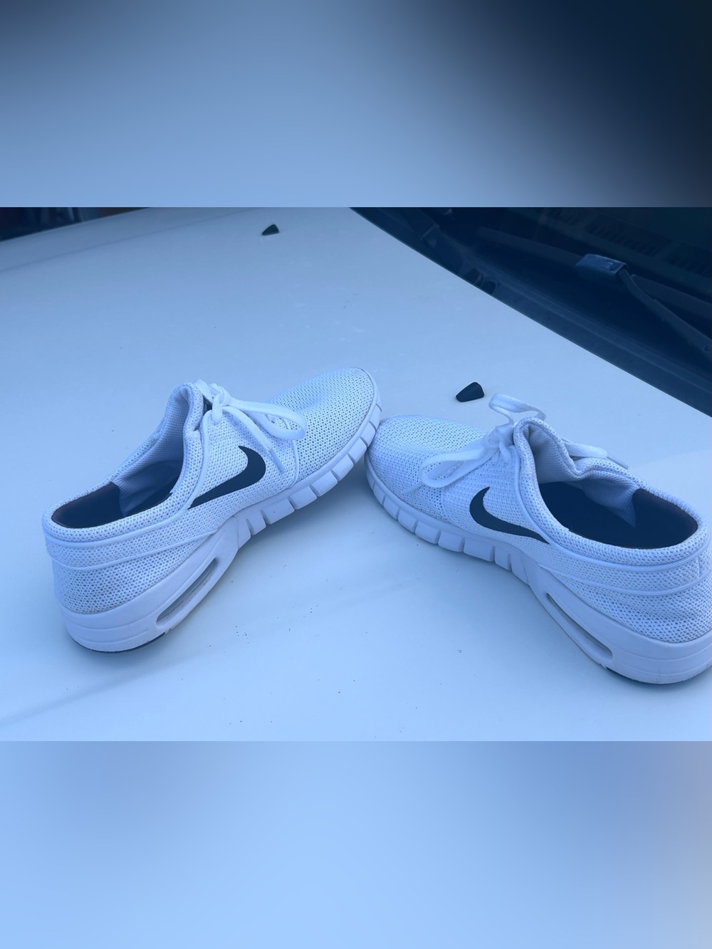 Nike Mens White Mesh Sneakers with Black Swoosh size 9 - Picture 2 of 7